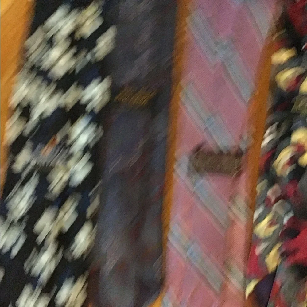 A total of 10 men’s neckties. Please see photos.